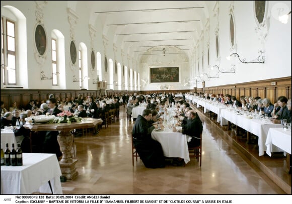 Les dizaines de convives déjeunent après le baptême de Vittoria de Savoie, le 30 mai 2004 dans la basilique d'Assise, en Italie.