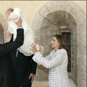 Clotilde et Emmanuel-Philibert devant Marina Doria, la maman du prince, pendant le baptême de Vittoria, le 30 mai 2004 à Assise, en Italie.