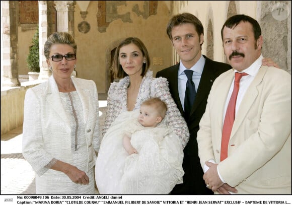 Marina Doria, la maman d'Emmanuel-Philibert, Clotilde et sa fille, Emmanuel Philibert et l'écrivain et journaliste Henri-Jean Servat au baptême de Vittoria, le 30 mai 2004 dans la basilique d'Assise, en Italie.