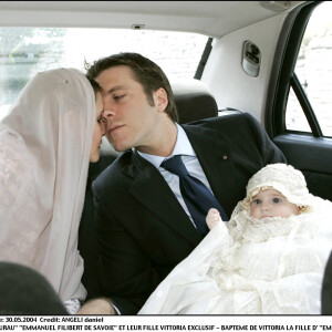 Clotilde Courau et son mari Emmanuel-Philibert arrivent au baptême de leur fille Vittoria. Assise, 30 mai 2004.