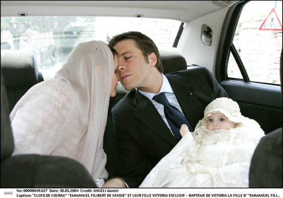 Clotilde Courau et son mari Emmanuel-Philibert arrivent au baptême de leur fille Vittoria. Assise, 30 mai 2004.