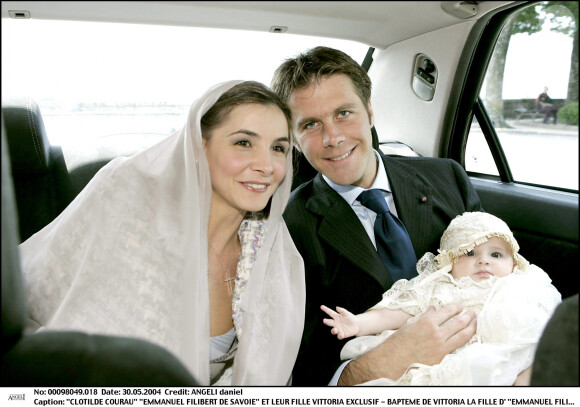 Clotilde Courau et son mari Emmanuel-Philibert arrivent en voiture au baptême de leur fille Vittoria. Assise, 30 mai 2004.