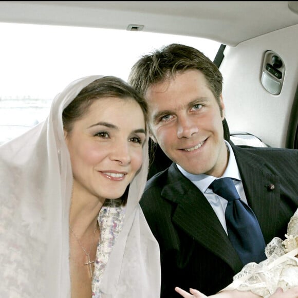 Clotilde Courau et son mari Emmanuel-Philibert arrivent en voiture au baptême de leur fille Vittoria. Assise, 30 mai 2004.