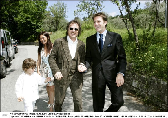 Parmi les stars invitées à la cérémonie, le chanteur Zucchero avec sa femme et leur fils.Le chanteur Zucchero avec son fils et son épouse avec Emmanuel-Philibert au baptême de sa fille Vittoria. Assise, 30 mai 2004.
