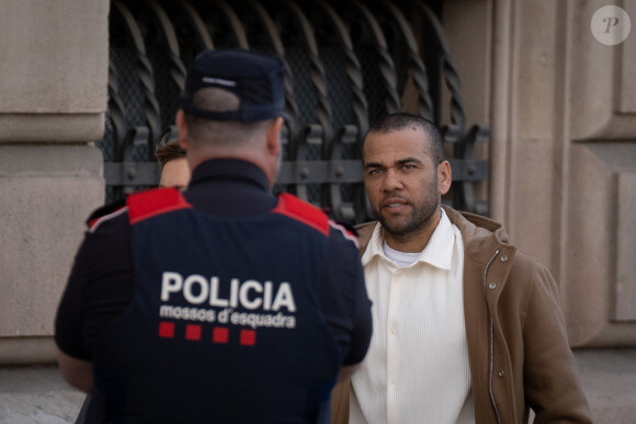 Dani Alves a été condamné pour le viol d'une jeune femme

Dani Alves devant la cour de Barcelona le 28 mars 2024.