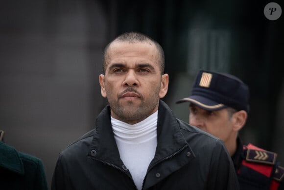 Dani Alves célèbre sa sortie de prison
 
Dani Alves devant la cour de Barcelona. © EuropaPress/Bestimage