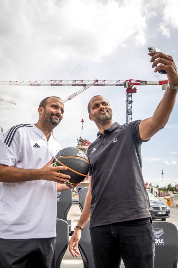 Le frère de Tony Parker demande réparation à l'ASVEL après son licenciement
 
Terence Parker (dit TJ), entraineur de l'ASVEL et son frère Tony Parker, Président LDLC ASVEL font un selfie lors de la pose du premier siège de la LDLC Arena (OL Groupe et LDLC ASVEL) dans le complexe du Groupama Stadium, OL Vallée, à Décines Charpieu (69), France le 6 septembre 2022. © Sandrine Thesillat/Panoramic/Bestimage