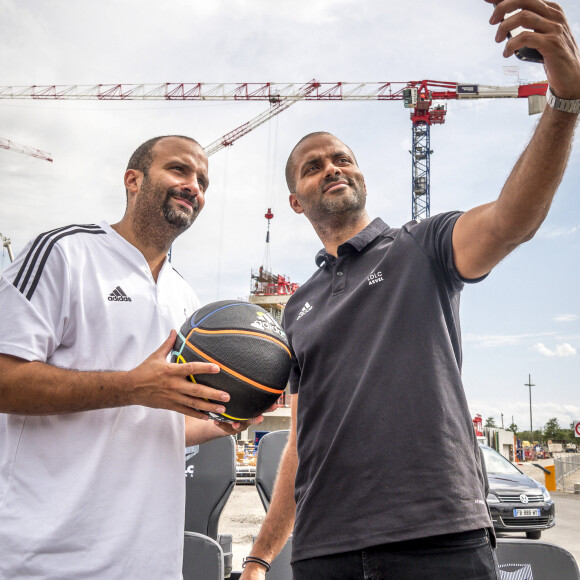 Le frère de Tony Parker demande réparation à l'ASVEL après son licenciement
 
Terence Parker (dit TJ), entraineur de l'ASVEL et son frère Tony Parker, Président LDLC ASVEL font un selfie lors de la pose du premier siège de la LDLC Arena (OL Groupe et LDLC ASVEL) dans le complexe du Groupama Stadium, OL Vallée, à Décines Charpieu (69), France le 6 septembre 2022. © Sandrine Thesillat/Panoramic/Bestimage