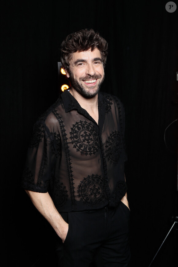 Pour mémoire, le comédien a remporté le concours de danse de TF1 il y a quelques années
Exclusif - Agustin Galiana - Backstage de l'enregistrement de l'émission "La grande soirée des comédies musicales", présentée par E.Gossuin et H.Segara et diffusée le 26 mars sur W9 © Christophe Clovis / Bestimage H.Ségara et E.Gossuin vous donnent rendez-vous pour une soirée exceptionnelle consacrée aux comédies musicales ! Passionnées et complices, elles se réunissent autour de leur amour pour les comédies musicales et vont former le temps d'une soirée, un duo pour la toute première fois. " Il y a des chansons qu'on peut écouter des millions de fois sans jamais se lasser, ces chansons-là ont quelque chose de magique " - D.ATTIA Il y a 20 ans, la France vibrait aux notes de la comédie musicale la plus populaire qu'elle n'avait jamais connue : Notre Dame de Paris. Depuis, elles n'ont pas cessé de remplir les plus grandes salles de France, créant d'années en années, spectacle après spectacle, de nouveaux tubes dans des mises en scènes pharaoniques et révélant de nouvelles stars. De Starmania à Molière, en passant par Les 10 commandements, Le roi soleil, Roméo et Juliette, Flashdance, Je vais t'aimer, Grease ou encore Mamma Mia, les rôles principaux, les danseurs et les costumes sont au rendez-vous pour vous faire revivre ces aventures musicales hors normes pour la Grande soirée des comédies musicales. Pour la première fois, réunies sur une même scène, les troupes mythiques se succèdent et se mélangent pour interpréter plus de 20 tubes à jamais gravés dans le coeur des Français avec la participation exceptionnelle des interprètes originaux. 