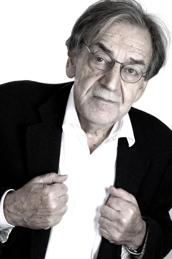 Portrait de Alain Finkielkraut lors de l'enregistrement de l'émission "Chez Jordan de Luxe" à Paris. Le 6 novembre 2023 © Cédric Perrin / Bestimage