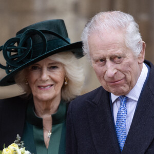La femme du roi Charles était radieuse dans une robe manteau vert émeraude royale signée de la marque Anna Valentine associée à un chapeau Philip Treacey décoré d'une broche d'émeraude appartenant à la reine Elizabeth
Le roi Charles III d'Angleterre et Camilla Parker Bowles, reine consort d'Angleterre - Les membres de la famille royale britannique arrivent à la chapelle Saint-George pour assister à la messe de Pâques. Windsor, le 31 mars 2024. 