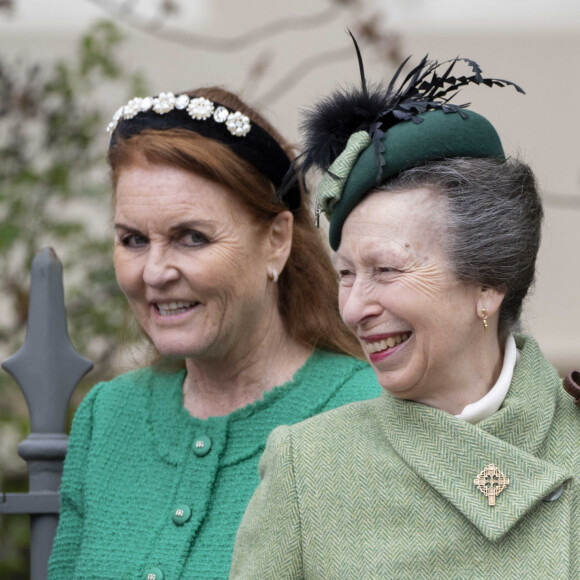 La princesse Anne était chic dans un manteau vert menthe et un chapeau à plumes assorti tandis que Sarah Ferguson a fait preuve d'audace dans une robe vert flashy.
La Princesse Anne, Sarah Ferguson, duchesse d'York - Les membres de la famille royale britannique arrivent à la chapelle Saint-George pour assister à la messe de Pâques. Windsor, le 31 mars 2024. 