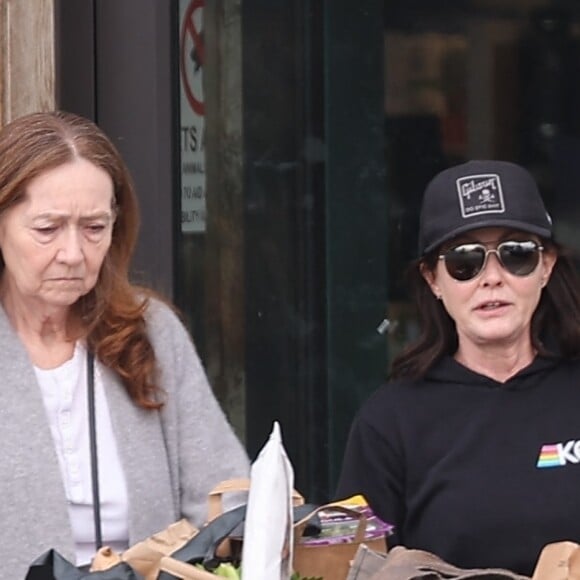 Shannen Doherty se promène avec sa mère à Malibu.