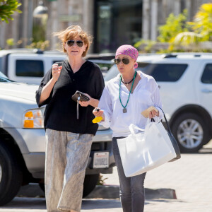 L'actrice a déclaré : "Ma priorité en ce moment, c'est ma mère. Je sais que ça va être dur pour elle si je décède avant elle".
Shannen Doherty et sa mère Rosa sont allées faire du shopping à Malibu, le 26 juillet 2016.