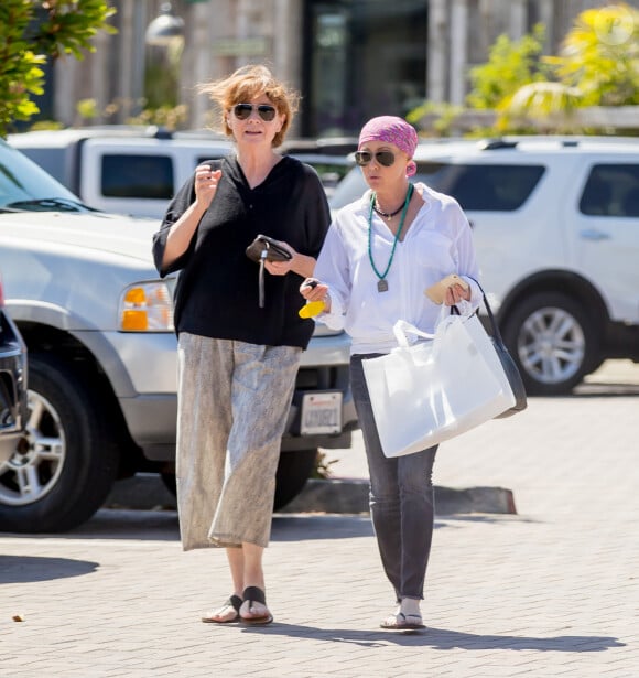 L'actrice a déclaré : "Ma priorité en ce moment, c'est ma mère. Je sais que ça va être dur pour elle si je décède avant elle".
Shannen Doherty et sa mère Rosa sont allées faire du shopping à Malibu, le 26 juillet 2016.