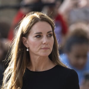 La princesse de Galles Kate Catherine Middleton à la rencontre de la foule devant le château de Windsor, suite au décès de la reine Elisabeth II d'Angleterre. Le 10 septembre 2022 