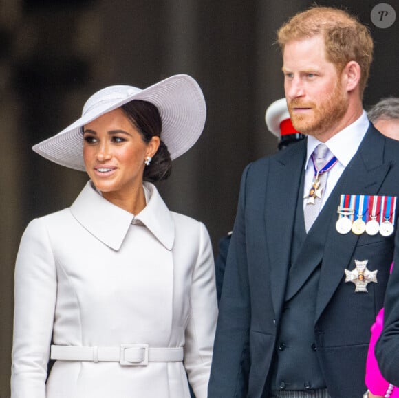 Le prince Harry, duc de Sussex, et Meghan Markle, duchesse de Sussex - Les membres de la famille royale et les invités lors de la messe célébrée à la cathédrale Saint-Paul de Londres, dans le cadre du jubilé de platine (70 ans de règne) de la reine Elisabeth II d'Angleterre. Londres, le 3 juin 2022. 