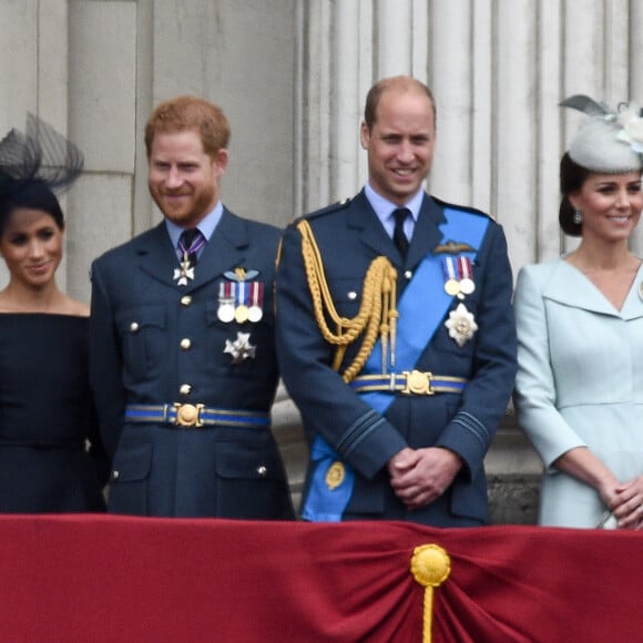 Le prince Harry et Meghan Markle pourraient-ils bientôt se réconcilier avec le prince William et Kate Middleton ? 
La reine Elisabeth II d'Angleterre, Meghan Markle, duchesse de Sussex (habillée en Dior Haute Couture par Maria Grazia Chiuri), le prince Harry, duc de Sussex, le prince William, duc de Cambridge, Kate Catherine Middleton, duchesse de Cambridge - La famille royale d'Angleterre lors de la parade aérienne de la RAF pour le centième anniversaire au palais de Buckingham à Londres.