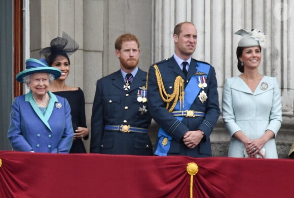La reine Elisabeth II d'Angleterre, Meghan Markle, duchesse de Sussex, le prince Harry, duc de Sussex, le prince William, duc de Cambridge, Kate Catherine Middleton, duchesse de Cambridge - La famille royale d'Angleterre lors de la parade aérienne de la RAF pour le centième anniversaire au palais de Buckingham à Londres. Le 10 juillet 2018 