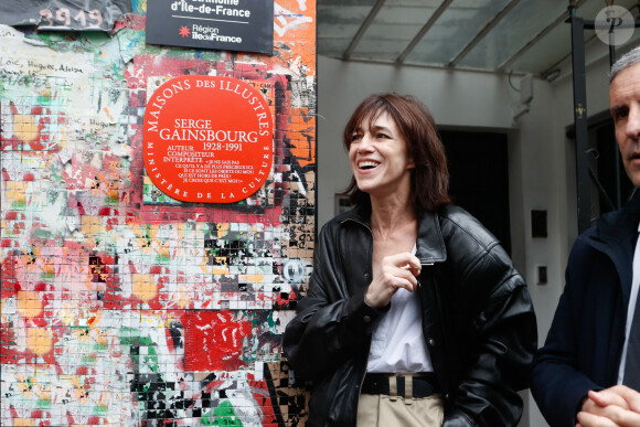 Charlotte Gainsbourg lors de la cérémonie de dévoilement de la plaque "Maison des Illustres" de la Maison Gainsbourg à Paris, France, le 2 avril 2024. © Christophe Clovis/Bestimage 