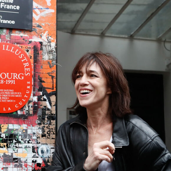 Charlotte Gainsbourg lors de la cérémonie de dévoilement de la plaque "Maison des Illustres" de la Maison Gainsbourg à Paris, France, le 2 avril 2024. © Christophe Clovis/Bestimage 