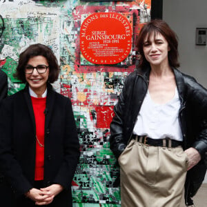 Le label "Maison des illustres" reconnaît les lieux qui conservent et transmettent la mémoire de personnalités qui s'illustrent dans l'histoire de France
Ben Attal, Rachida Dati (ministre de la culture), Charlotte Gainsbourg lors de la cérémonie de dévoilement de la plaque "Maison des Illustres" de la Maison Gainsbourg à Paris, France, le 2 avril 2024. © Christophe Clovis/Bestimage 