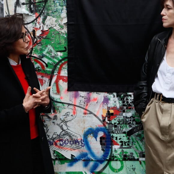 Charlotte Gainsbourg, Rachida Dati (ministre de la culture) lors de la cérémonie de dévoilement de la plaque "Maison des Illustres" de la Maison Gainsbourg à Paris, France, le 2 avril 2024. © Christophe Clovis/Bestimage 