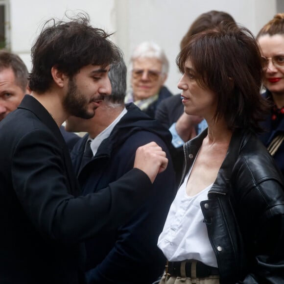 Charlotte Gainsbourg et son fils Ben Attal lors de la cérémonie de dévoilement de la plaque "Maison des Illustres" de la Maison Gainsbourg à Paris, France, le 2 avril 2024. © Christophe Clovis/Bestimage 
