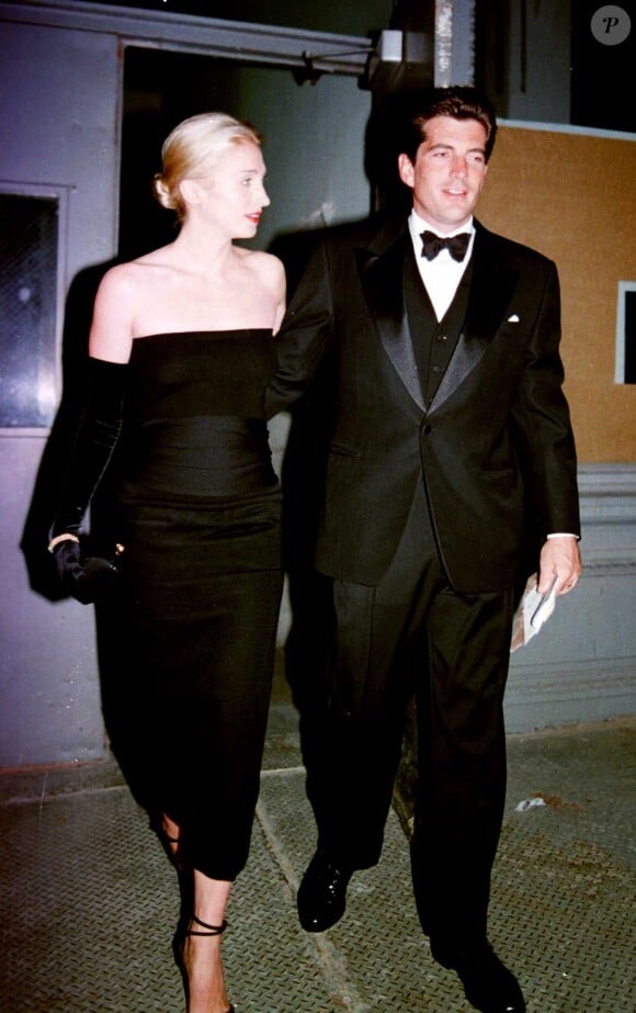 "L'un comme l'autre ne s'en remettront jamais et lui en voudront à mort" rappelle Gala
John Kennedy et Carolyn Bessette - Soirée Art Society's New York en octobre 1998