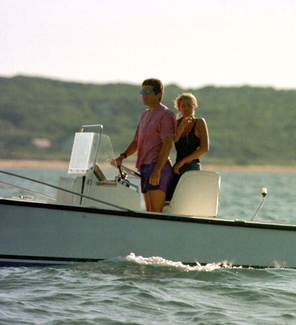 John Kennedy (John John) et Carolyn Bessette près de l'île Martha's Vineyard dans le Massachussetts