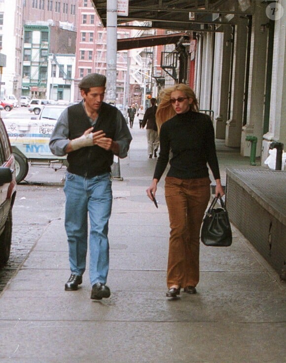 Mais personne n'a oublié leur mariage grandiose célébré en Géorgie
John Kennedy (John John) et Carolyn Bessette dans la rue à New York en 1998
