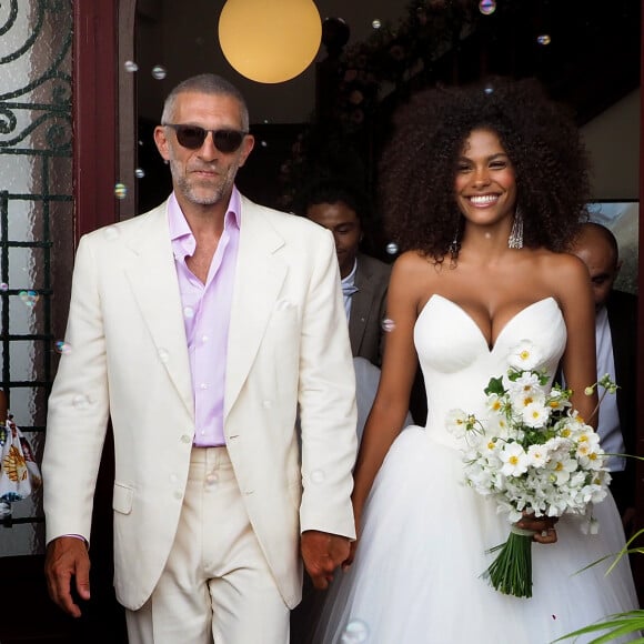 Avait-elle déclaré à la version italienne de Vanity Fair.
Sortie des mariés lors du Mariage civil de Vincent Cassel et Tina Kunakey à la mairie de Bidart au pays basque le 24 août 2018. © Patrick Bernard / Guillaume Collet / Bestimage 