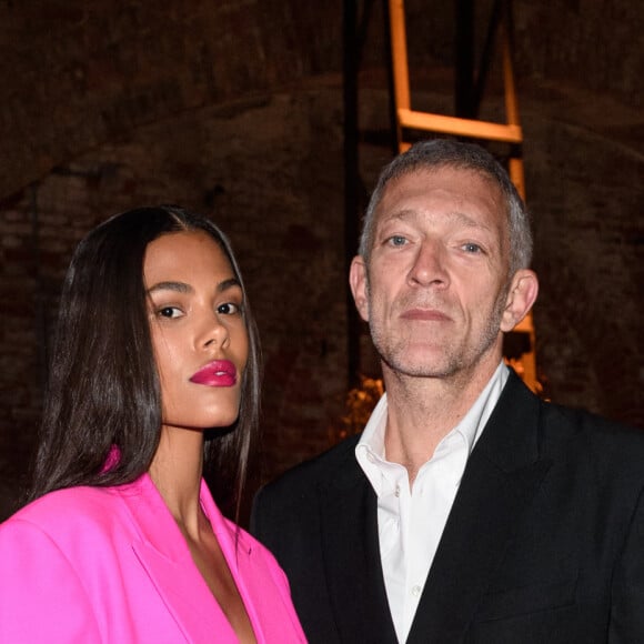 Tina Kunakey et Vincent Cassel - Les célébrités au dîner "Valentino" lors de la 59ème Biennale de Venise, le 22 avril 2022. 