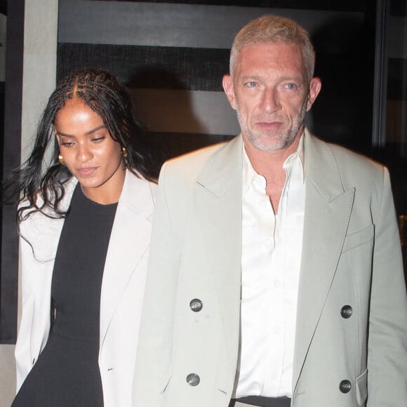 Vincent Cassel et sa compagne Narah Baptista à la sortie d'un dîner à l'hôtel "Costes" lors de la Fashion Week de Paris (PFW).