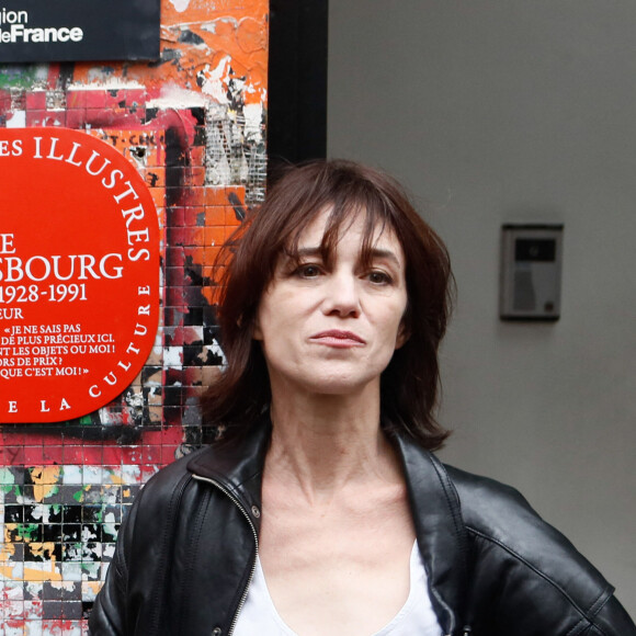 Charlotte Gainsbourg lors de la cérémonie de dévoilement de la plaque "Maison des Illustres" de la Maison Gainsbourg à Paris, France, le 2 avril 2024. © Christophe Clovis/Bestimage