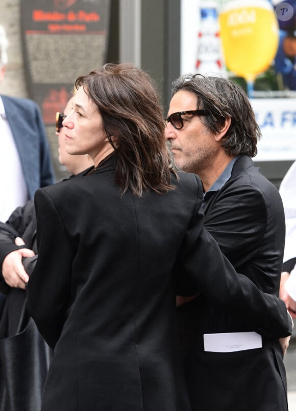 Charlotte Gainsbourg, Yvan Attal - Sorties des obsèques de Jane Birkin en l'église Saint-Roch à Paris. Le 24 juillet 2023 © Jacovides-KD Niko / Bestimage