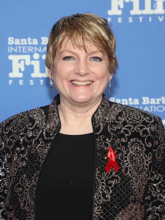 "C'était un peu étrange d'être sur le plateau et que les gens se tiennent debout avec des cigarettes et des verres de gin", a-t-elle aussi ajouté
Alison Arngrim