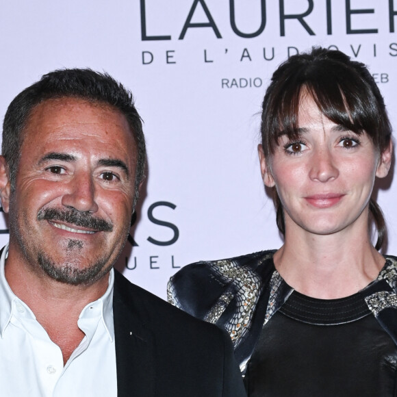 José Garcia et sa compagne Camille - 28ème cérémonie des Lauriers de l'Audiovisuel au théâtre Marigny à Paris le 20 février 2023. Elle sera diffusée en différé sur TV5 Monde, pour la deuxième année consécutive, le 22 février. Dix-sept lauriers ont été décernés. France Télévisions arrive en tête du palmarès de la 28e édition avec cinq prix. Cette année, France 2 et France 5 sont récompensées à égalité avec deux Lauriers chacune © Coadic Guirec/Bestimage 