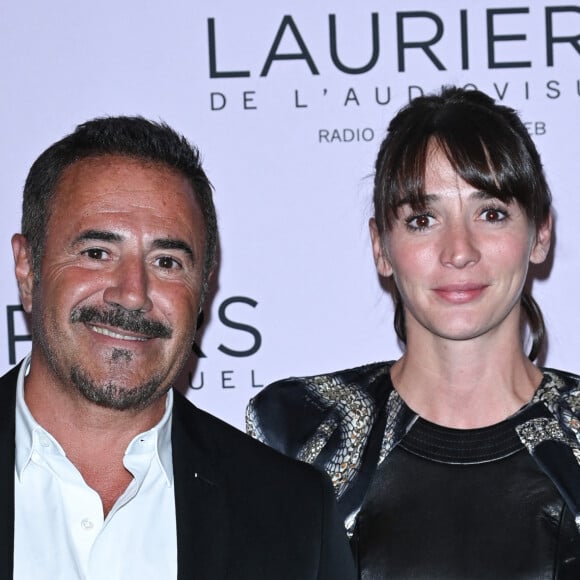 José Garcia et sa compagne Camille - 28ème cérémonie des Lauriers de l'Audiovisuel au théâtre Marigny à Paris le 20 février 2023. Elle sera diffusée en différé sur TV5 Monde, pour la deuxième année consécutive, le 22 février. Dix-sept lauriers ont été décernés. France Télévisions arrive en tête du palmarès de la 28e édition avec cinq prix. Cette année, France 2 et France 5 sont récompensées à égalité avec deux Lauriers chacune © Coadic Guirec/Bestimage 