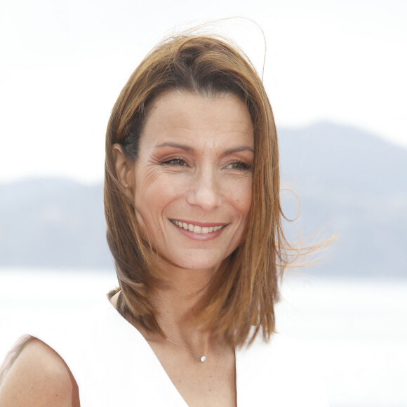 Jennifer Lauret au photocall de la série "Demain nous appartient" lors de la 5ème saison du festival International des Séries "Canneseries" à Cannes, France, le 2 avril 2022. © Denis Guignebourg/Bestimage