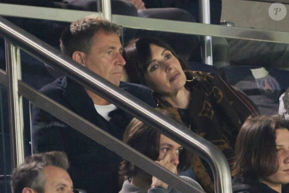 Le couple s'est affiché tout sourire samedi dernier au Parc des Princes à Paris.
Daniel Riolo et Géraldine Maillet - People dans les tribunes lors du match de football PSG Vs Clermont (1-1) au Parc des Princes à Paris le 6 avril 2024. © Cyril Moreau / Bestimage 