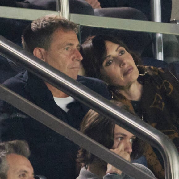 Le couple s'est affiché tout sourire samedi dernier au Parc des Princes à Paris.
Daniel Riolo et Géraldine Maillet - People dans les tribunes lors du match de football PSG Vs Clermont (1-1) au Parc des Princes à Paris le 6 avril 2024. © Cyril Moreau / Bestimage 