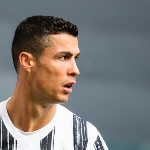 Cristiano Ronaldo - La Juventus de Turin bat le club Genoa (3 - 1) en match de série A, le 11 avril 2021 à Turin. En fin de match, Cristiano Ronaldo a jeté son maillot. Ce geste pris au départ pour un acte de rébellion de la star portugaise envers son club, était en réalité un cadeau pour un ramasseur de balles.