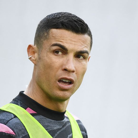 Cristiano Ronaldo a fait mine de taper dans le ballon avec sa main en direction de l'arbitre
 
Cristiano Ronaldo - Match de football en série A : La Juventus s'incline contre Benevento 1-0 à Turin le 21 mars 2021. © Inside / Panoramic / Bestimage