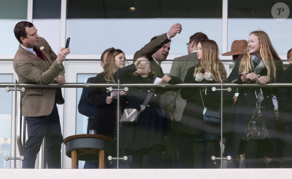 Mia Grace Tindall, Peter Phillips, Savannah Phillips, à Cheltenham Racecourse in Cheltenham, Gloucestershire le 1er janvier 2024