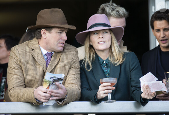 Avec qui il est d'ailleurs resté en bons termes comme c'est le cas avec Lindsay Wallace apparemment !
Peter Phillips, Autumn Phillips - Dans les tribunes du Festival Cheltenham - Jour quatre, le 13 mars 2020. 