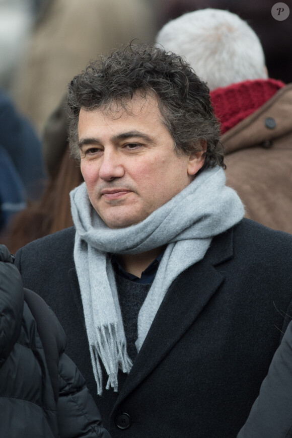 Patrick Pelloux - Hommage rendu aux victimes des attentats de janvier et de novembre 2015, place de la République à Paris, le 10 janvier 2016. Cet hommage a lieu un an après le rassemblement unitaire de 1,6 million de personnes du 11 janvier 2015 organisé juste après les attentats contre Charlie Hebdo et l'Hyper Cacher Porte de Vincennes.