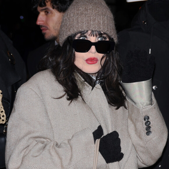 Une catastrophe a été évitée de peu, en 1981, alors qu'il tournait dans le film "Tout feu, tout flamme"... et qu'il a vécu une romance avec Isabelle Adjani.
Isabelle Adjani - Défilé AMI collection homme automne/hiver 2024/2025 lors de la fashion week à Paris (PFW) le 18 janvier 2024. © Denis Guignebourg / Bestimage