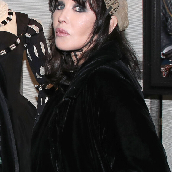 Quand elle a compris qu'il ne quitterait jamais sa femme, Isabelle Adjani a claqué la porte de son coeur pour toujours.
Isabelle Adjani - Vernissage de l'exposition Isabelle Adjani "Les reines de coeur en majesté", Galerie Pierre Passebon à Paris, le 3 Novembre 2022. © Bertrand Rindoff / Bestimage