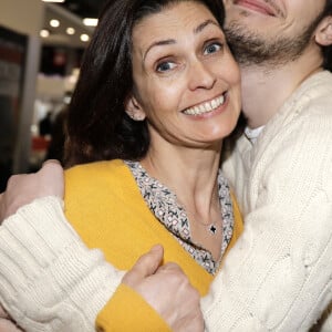 C'est avec son fils Aïtor qu'elle a opéré ce voyage, qu'elle a eu avec Sergio en 1999
Adeline Blondieau avec son fils Aïtor - Salon du livre de Paris porte de Versailles le 14 mars 2019. © Cédric Perrin/Bestimage